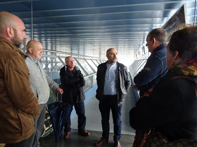 Néstor Rego en su visita a Fisterra.