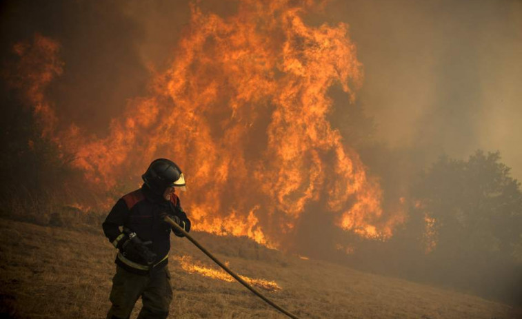 Un incendio provocado en Ourense arrasa xa 100 hectáreas e achégase á cidade