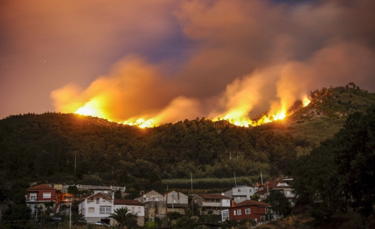 Sigue activo el fuego en la parroquia de Palmés (Ourense)