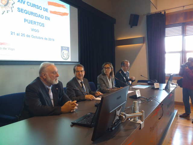 El presidente del Puerto de Vigo, Enrique López Veiga;el alcalde, Abel Caballero, la subdelegada del Gobierno, Maica Larriba; y el jefe superior de Policía de Galicia, José Luis Balseiro.