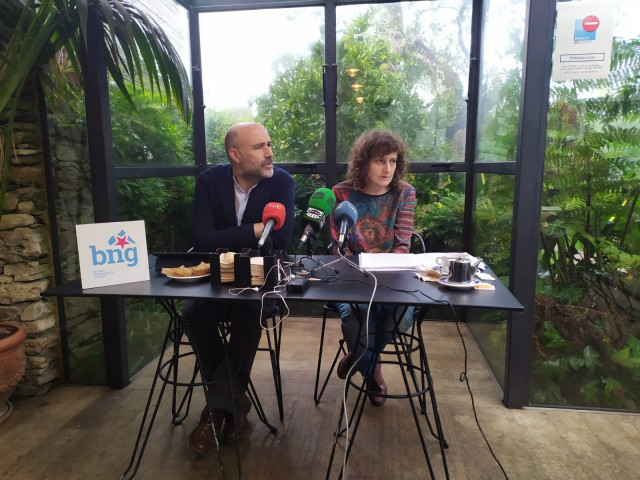 El cabeza de lista del BNG por A Coruña, Néstor Rego, y la portavoz del BNG en Santiago, Goretti Sanmartín, en rueda de prensa