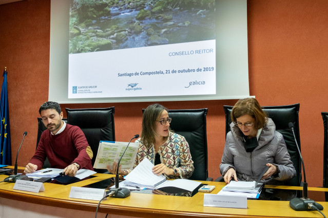 La conselleira de Infraestruturas e Mobilidade, Ethel Vázquez, y la directora de Augas de Galicia, Teresa Gutiérrez, en el consejo rector de Augas de Galicia