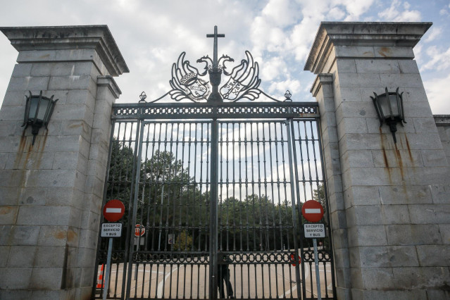 Una agente de la Guardia Civil cierra la puerta de entrada al Valle de los Caídos. La basílica se cierra horas después del anuncio por parte del Gobierno de que los restos del dictador Francisco Franco saldrán del Valle de los Caídos antes del 25 de octub