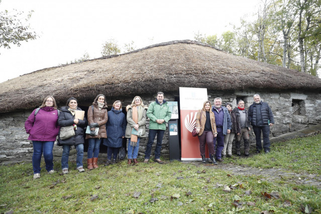 El conselleiro de Cultura, Román Rodríguez, visita O Cebreiro.