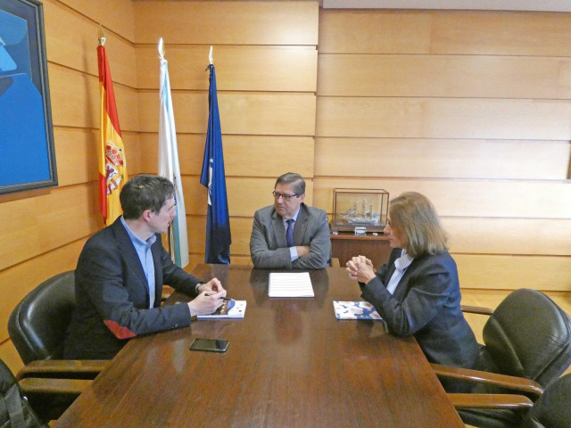 El candidato del PSOE al Congreso, Pablo Arangüena, y la candidata al Senado, Obdulia Taboadela, se reúnen con el rector coruñés, Julio Abalde