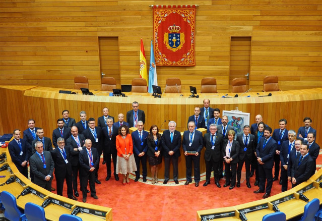 Inade visita el Parlamento de Galicia.