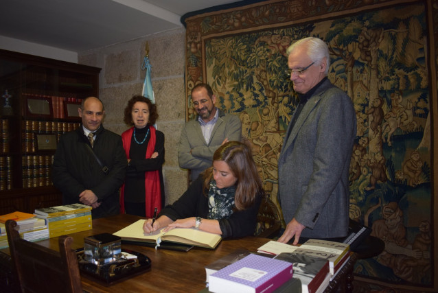 La alcaldesa de A Coruña,Inés Rey, visita la RAG