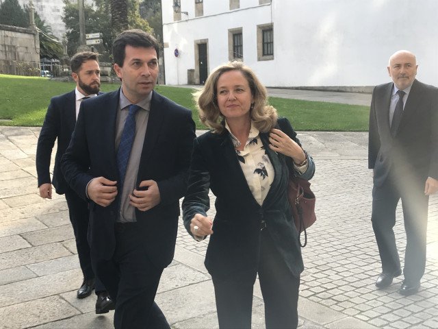 El secretario general del PSdeG, Gonzalo Caballero, junto a la ministra de Economía, Nadia Calviño, en Santiago de Compostela
