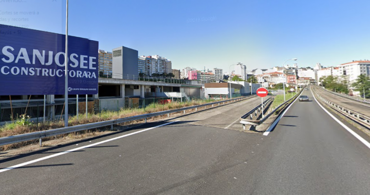 Fallece un camionero atropellado en la AP-9 cuando buscaba las obras de la estación de tren