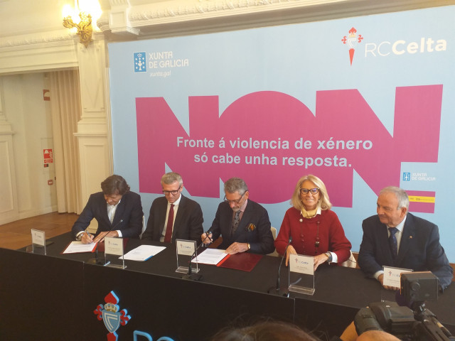 Representantes de la Xunta y de la directiva del Real Club Celta firman un convenio para colaborar en la lucha contra la violencia de género.
