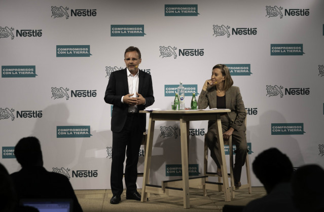 El director general de Nestlé España, Jacques Reber, y la directora de Comunicación, Neus Martínez, presentan los Compromisos Globales de Nestlé con la Tierra, en rueda de prensa en Madrid el 22 de octubre de 2019