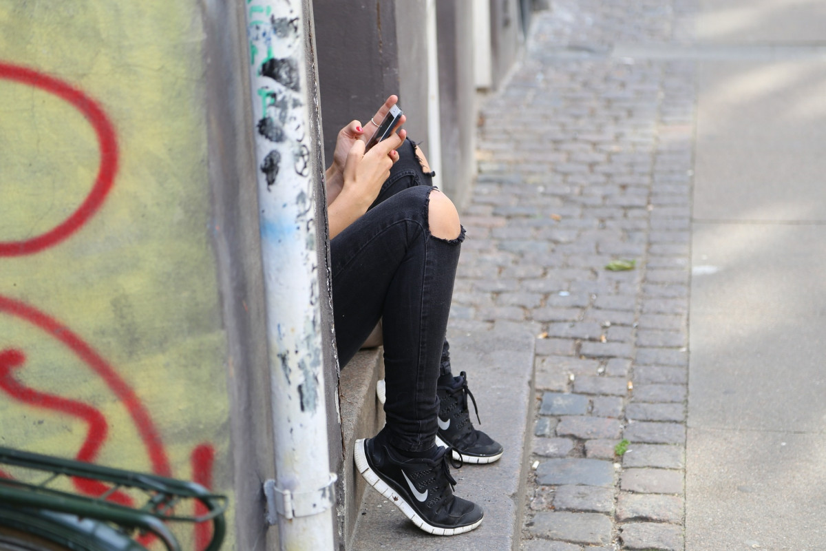 Un estudio analiza el impacto emocional del intercambio de contenido sexual entre adolescentes. Joven, juventud, teléfono móvil.