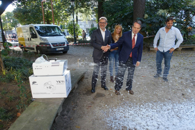 Abel Caballero probando la máquina de nieve que se usará en el mercadillo navideño de la Plaza de Compostela