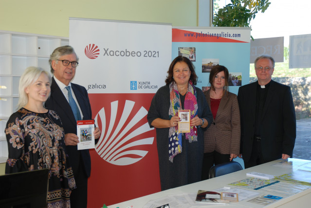 La comisaria del Xacobeo, Cecilia Pereira, visita el nuevo punto de atención a los peregrinos polacos.