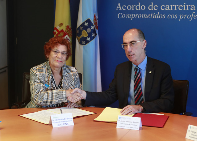 Firma entre el conselleiro de Sanidade, Jesús Vázquez, y la presidenta de Avelaíña