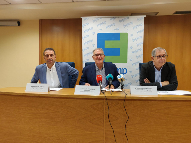 Presidente de la Fegamp, Alfredo García, junto con el vicepresidente primero, Alfonso Villares,  y el vicepresidente segundo, Evencio Ferrero