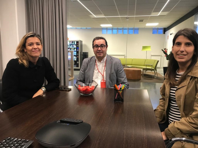 La candidata de Ciudadanos al Congreso por A Coruña, María Vilas, en la visita a una empresa