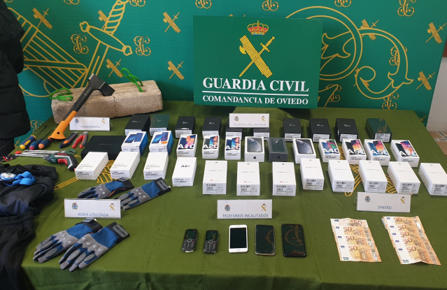 Teléfonos móviles recuperados tras la detención de tres personas por robo de terminales.