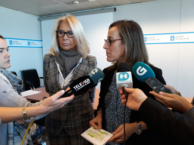 Ethel Vázquez acompañada de Corina Porro este miércoles en Vigo.