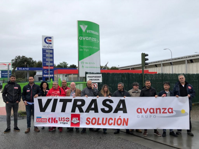 Trabajadores de Vitrasa potestando ante la sede de la compañía.