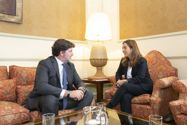 La alcaldesa, Inés Rey, se reúne con el director general del Instituto Tecnológico de Galicia y presidente de la Federación Española de Centros Tecnológicos (Fedit), Carlos Calvo