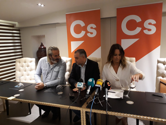 Beatriz Pino junto a Laureano Bermejo y Javier Alonso este jueves en Vigo.