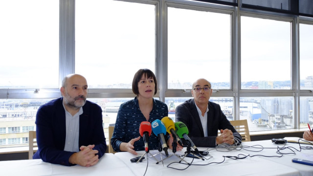 La portavoz nacional del BNG, Ana Pontón, junto al cabeza de lista al Congreso por A Coruña,Néstor Rego, y el portavoz municipal, Francisco Jorquera