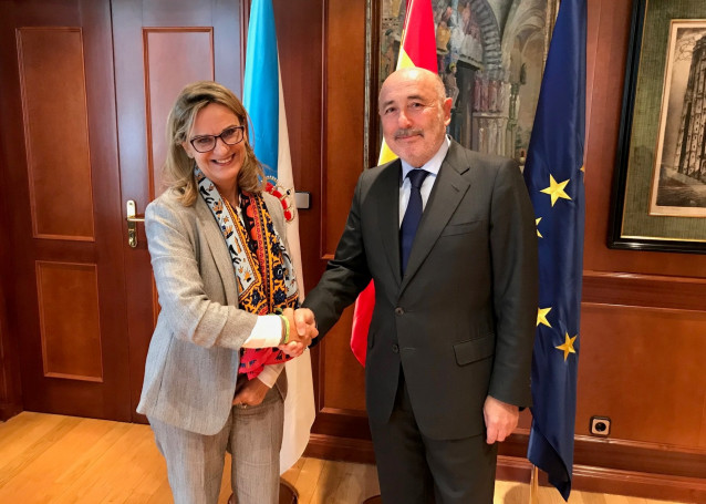 El delegado del Gobierno, Javier Losada, se reúne con la valedora do Pobo, María Dolores Fernández