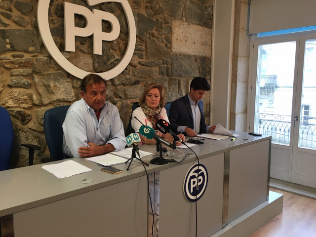 El candidato del PP al Senado  por Pontevedra, Javier Guerra, con la portavoz de la gestora del PP en Vigo, Teresa Cendón, y el candidato al Congreso, Diego Gago.