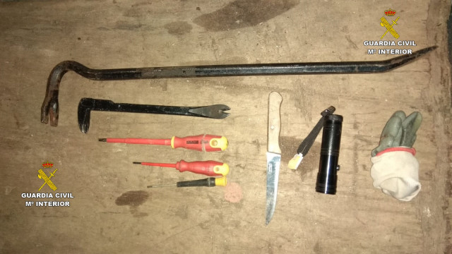 Detenido un vecino de Ames (A Coruña) por una treintena de robos en vehículos en la provincia de Pontevedra.