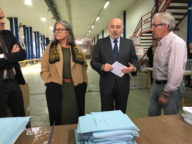 El delegado del Gobierno, Javier Losada, visita el centro de gesstión de la documentación electoral