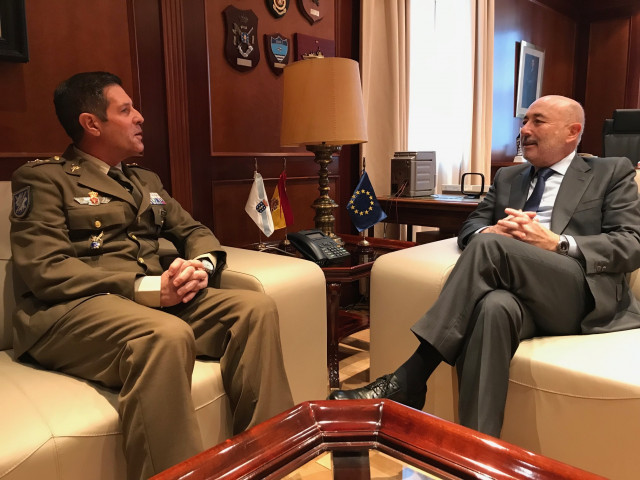 El delegado del Gobierno, Javier Losada, con el general de brigada Luis Cortés Delgado, nuevo jefe de la Brigada Galicia-VII del Ejército de Tierra (Brilat)