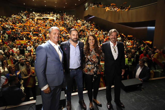 Antonio Budiño, candidato de VOX en Pontevedra (1i), Santiago Abascal, presidente de VOX (2i) en un mitin de Vox en Vigo (Galicia, España), el jueves 24 de octubre de 2019.