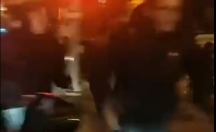 (Vídeos) Cargas, con tres policías heridos, al hilo del mitin de Abascal (Vox) en Vigo