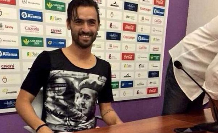 Un xogador do Xaén preséntase vestindo unha camiseta coa cara de Franco