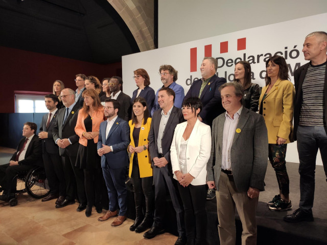Bieito Lobeira (BNG), Arnaldo Otegi (Bildu), Marta Vilalta, el vicepresidente, Pere Aragonès (ERC), el conseller Jordi Puigneró, Laura Borràs (JxCat) junto a dirigentes de partidos independentistas de todo el Estado