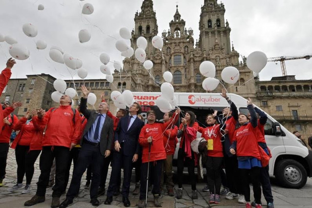 Jóvenes con distintas capacidades sueltan globos en la Praza do Obradoiro