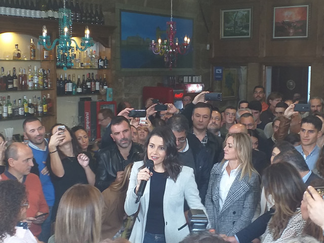 La portavoz de Ciudadanos, Inés Arrimadas, y la candidata Beatriz Pino,  en un acto con militantes y simpatizantes en Vigo.