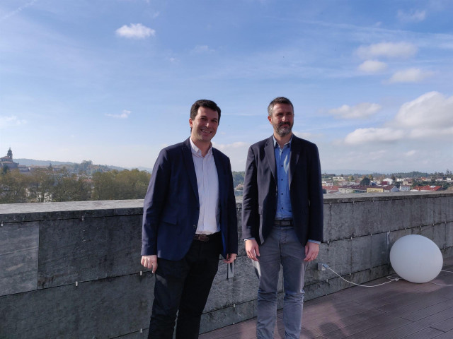 El secretario xeral del PSdeG, Gonzalo Caballero, y el alcalde de Vilagarcía y candidato del PSdeG para presidir la Fegamp, Alberto Varela