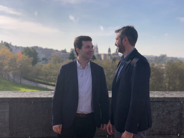 Líder del PSdeG, Gonzalo Caballero, junto al alcalde de Vilagarcía de Arousa (Pontevedra), Alberto Varela