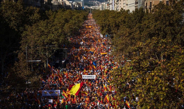 '¡Basta!', claman miles de no indenpendentistas en Barcelona, 80.000 según la organización