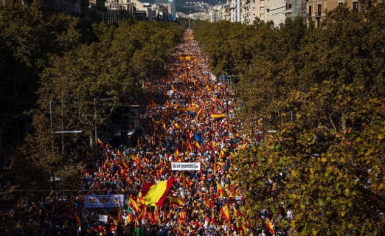 '¡Basta!', claman miles de no indenpendentistas en Barcelona, 80.000 según la organización