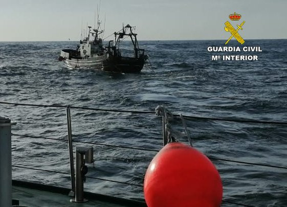 Arrastrero gallego interceptando pescando ilegalmente cerca de Cíes