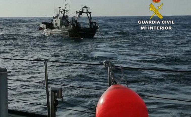 Arrastrero gallego interceptando pescando ilegalmente cerca de Cíes