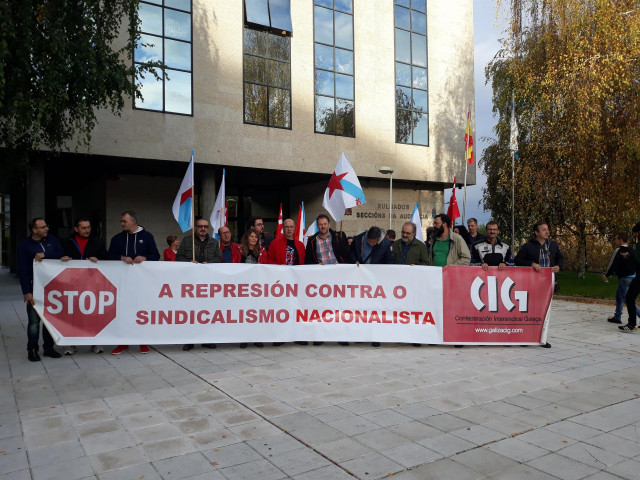 Manifestación en las puertas de los juzgados de Vigo este lunes.