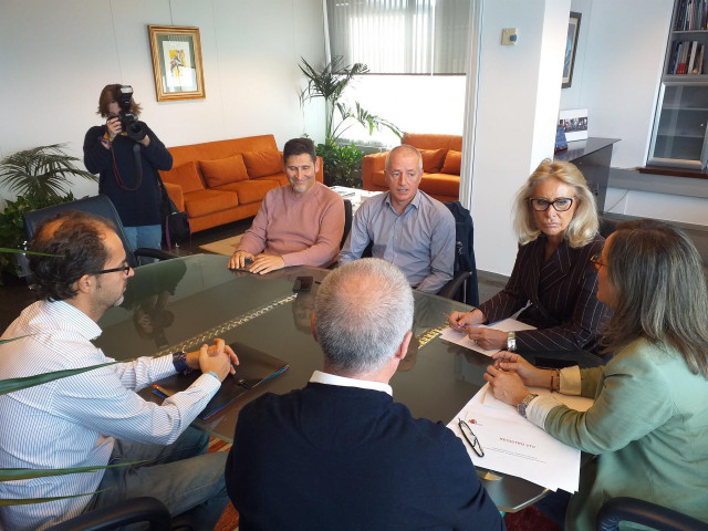 Reunión de la conselleira Ethel Vázquez y la delegada de la Xunta en Vigo, Corina Porro, con representantes del sector del taxi.