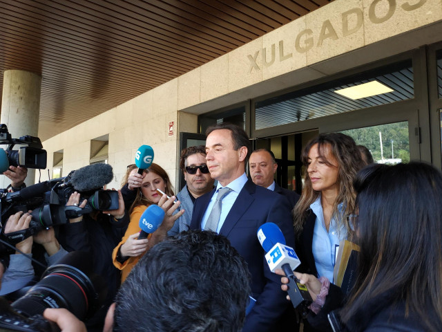 El abogado de la familia de Diana Quer, Ricardo Pérez Lama, a la salida de los juzgados de Ribeira.