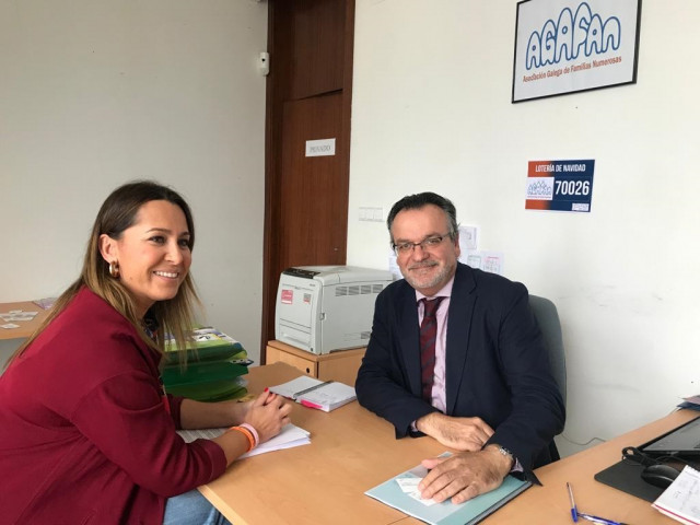 La candidata de Ciudadanos por Pontevedra, Beatriz Pino, con el vicepresidente de la Asociación Galega de Familias Numerosas (Agafan), Jose M.Trigo.