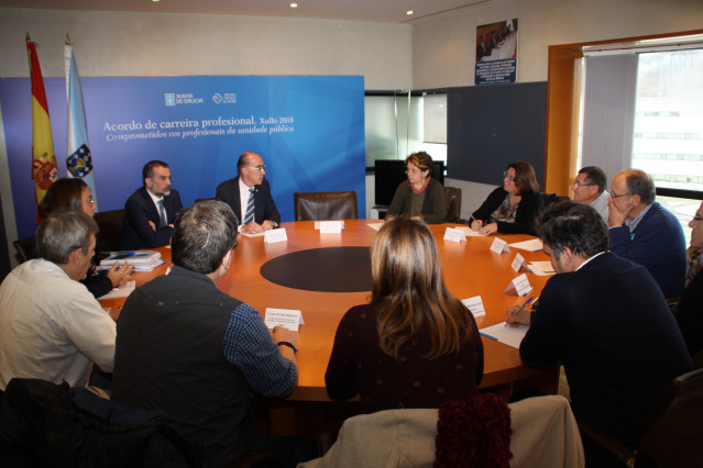 El conselleiro de Sanidade, Jesús Vázquez Almuiña, se reúne con representantes de entidades sociales.