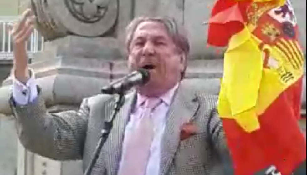Paco Vázquez durante su discurso en la concentración a favor de la Constitución y contra el independentismo en A Coruña